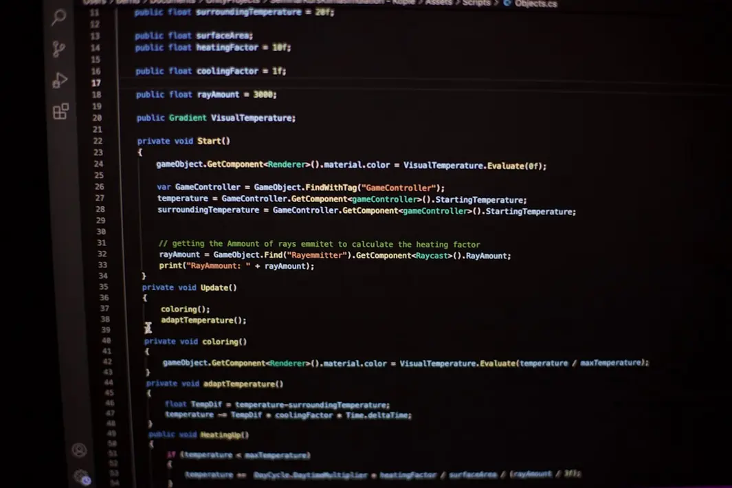 Profesional revisando panel de control de suscripciones de software en oficina corporativa, con gráficos y lista de aplicaciones en pantalla, concepto de auditoría tecnológica.