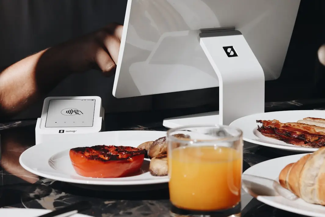 Profesional de pyme chilena revisando trazabilidad blockchain en tablet, con productos agrícolas en fondo, cadena de suministro transparente.