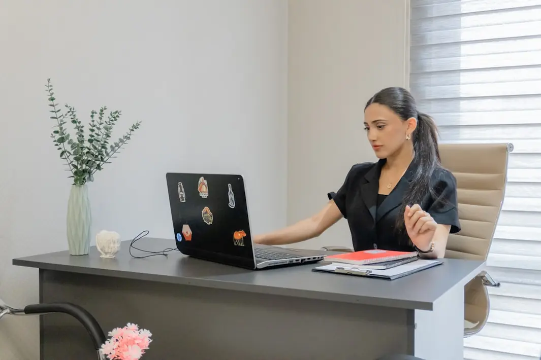 Chatbot avanzado en WhatsApp resolviendo una consulta compleja en una empresa chilena, smartphone con conversación inteligente, ambiente profesional.