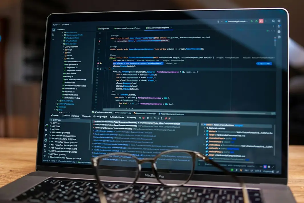 Equipo de desarrollo en Chile usando contenedores Docker para estandarizar entornos de trabajo en laptops y servidores en la nube