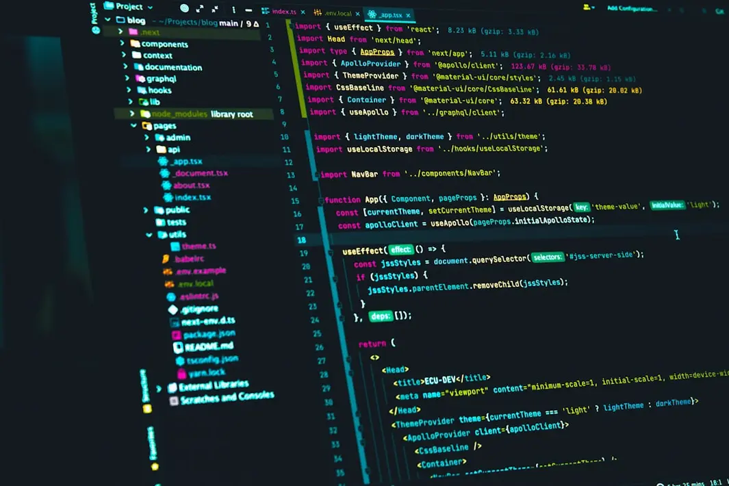 Profesionales de TI chilenos colaborando frente a monitores con dashboards de CI/CD, simbolizando la integración de desarrollo y operaciones en cultura DevOps
