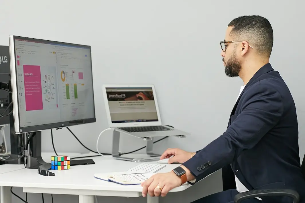 Data Lakes vs. Data Warehouses: Explicación sencilla de dónde guardar la información de tu empresa