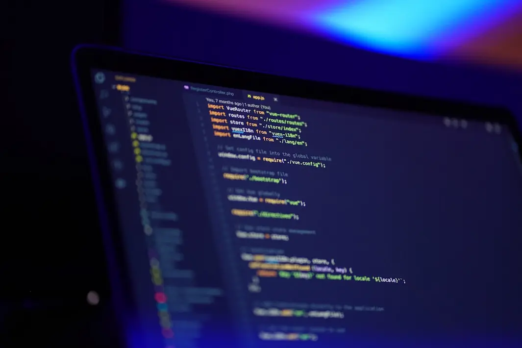 Equipo de desarrollo chileno analizando visualmente arquitectura de software con modelo C4, promoviendo documentación viva y colaborativa.