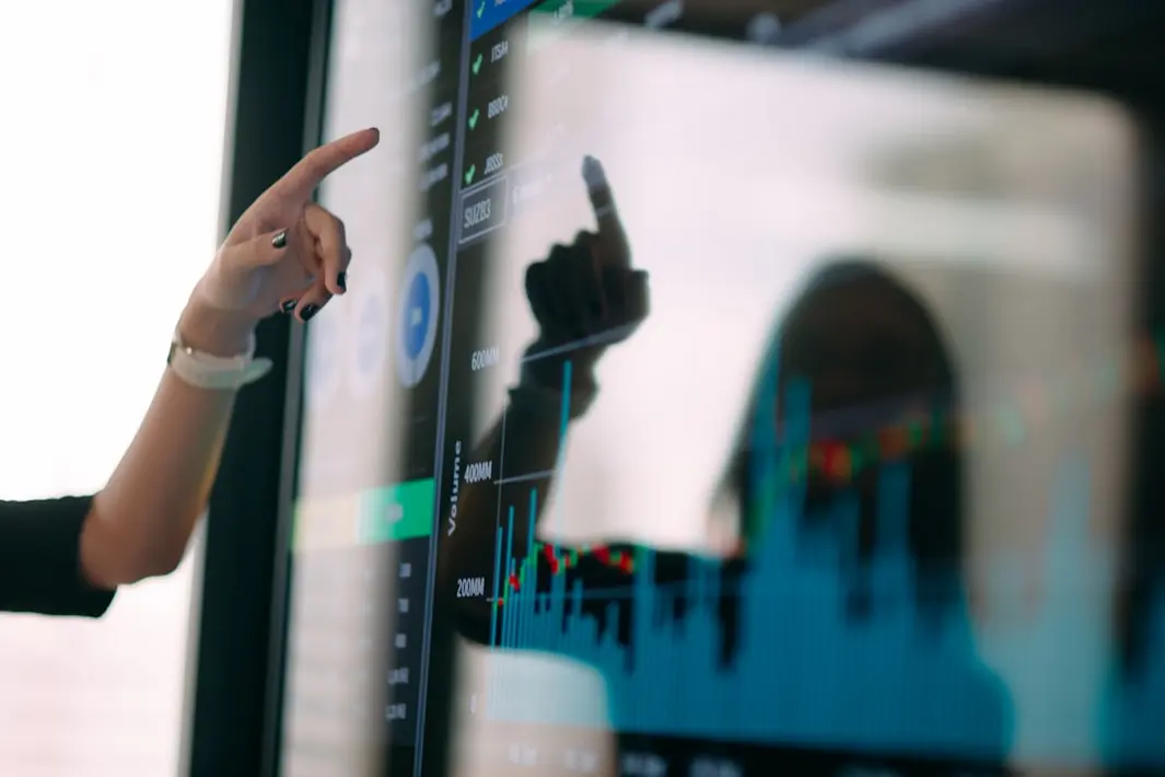 Técnico industrial con tablet monitorizando procesos en planta usando edge computing para optimización en tiempo real y reducción de latencia.