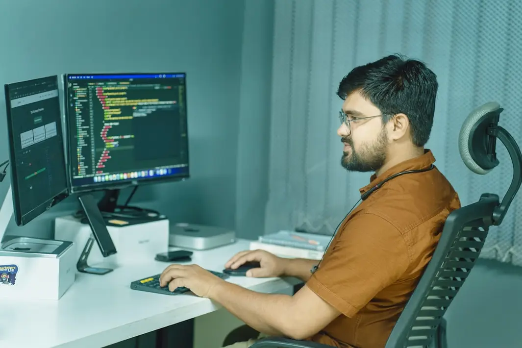 Equipo de profesionales analizando un cronograma de proyectos de software en una oficina moderna de Santiago de Chile, con gráficos de plazos y herramientas de gestión ágil.