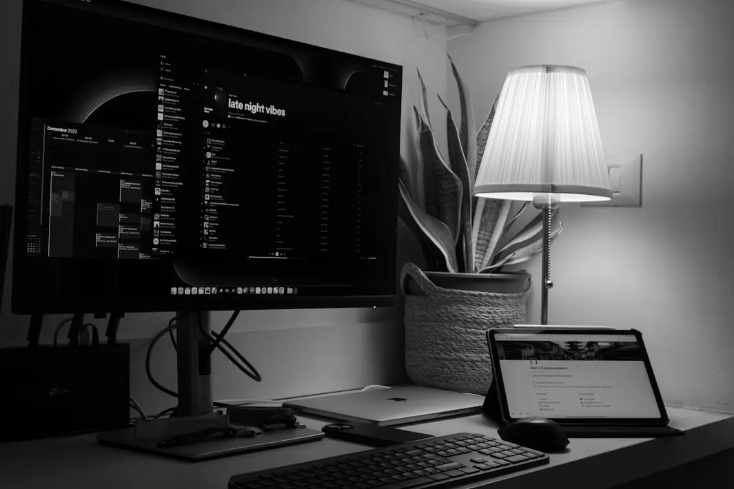 Ingeniero de software analizando código en pantalla con gráficos de consumo energético, representando Green Software Engineering y eficiencia de servidores, HDTI Chile.