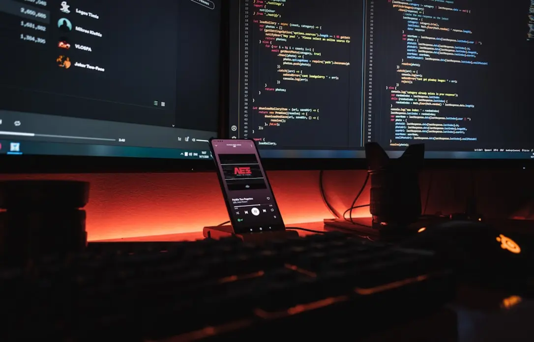 Profesionales chilenos colaborando en el desarrollo de una plataforma e-learning personalizada para educación técnica, con pantallas mostrando dashboards y contenido interactivo.