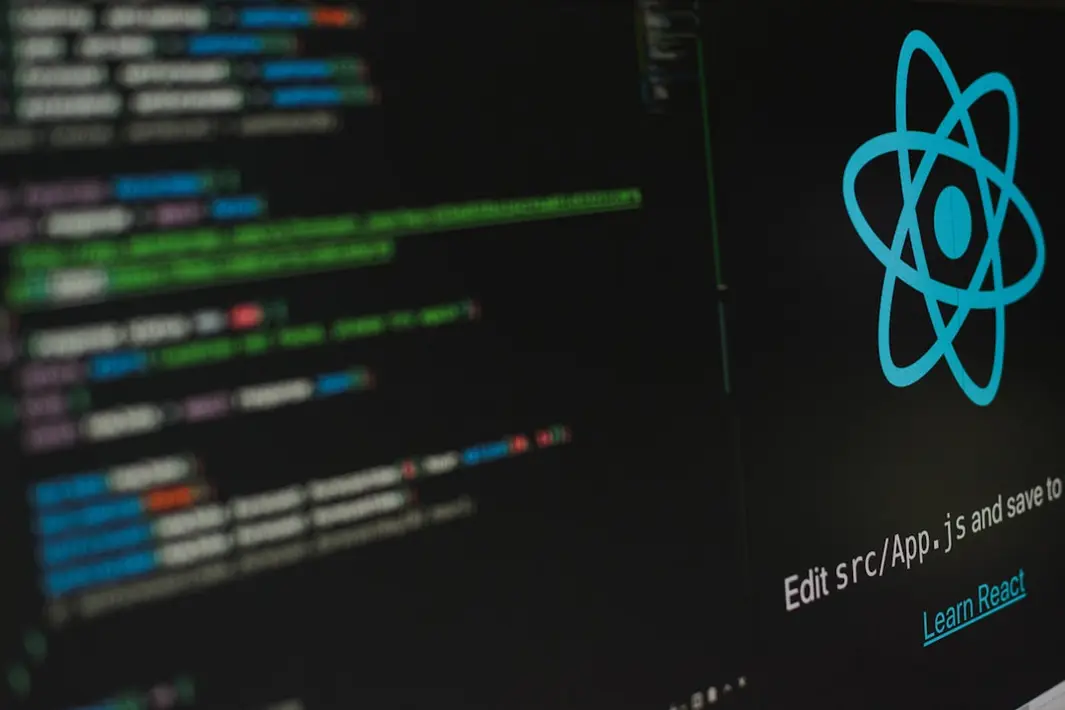 Consultores TI realizando diagnóstico de proyecto de software fallido en empresa chilena, usando tableros kanban y dashboards.